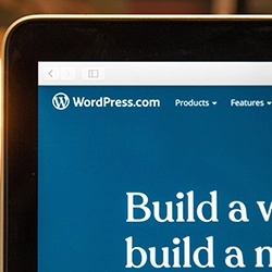 Un photo d'un ordinateur sur le site WordPress